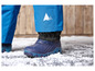 Pantalon de neige bleu avec des bottes d'hiver bleues.