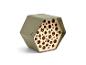Hôtel à insectes hexagonal de couleur kaki avec intérieur en bois et trous.