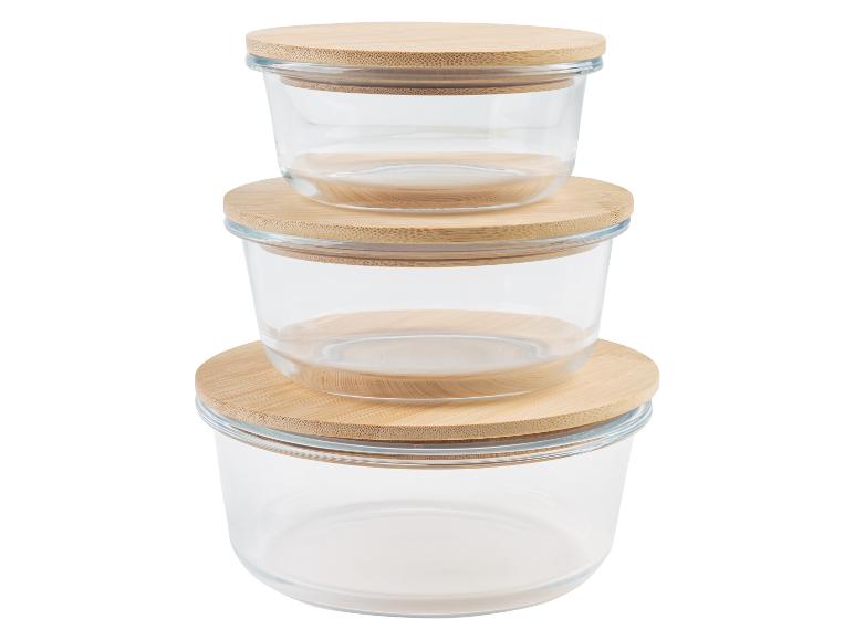 Trois pots en verre avec des couvercles en bambou.