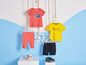 Vêtements pour enfants sur le thème maritime : t-shirts, pantalon et sandales.