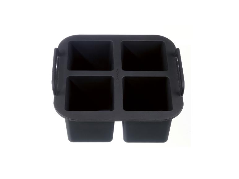 Bac à glaçons en silicone noir SilverCrest avec quatre compartiments carrés.