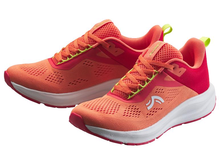Une paire de chaussures de sport orange et rouges avec des détails verts