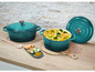 Deux casseroles en fonte teal, l'une avec du curry et l'autre avec un couvercle