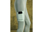 Un gros plan de leggings gris avec une poche contenant un smartphone.