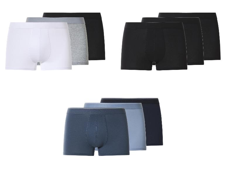 Trois lots de boxers pour hommes en blanc, gris, noir et nuances de bleu.