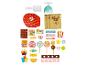 Un ensemble de jouets de magasin de bonbons avec des bonbons, des sucettes, du pop-corn et des sacs 'CANDY SHOP'.
