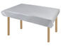 Une nappe blanche sur une table en bois.