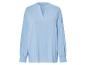 Chemise bleu clair à manches longues, col en V.