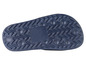 La semelle bleue d'une tong avec un motif en zigzag.