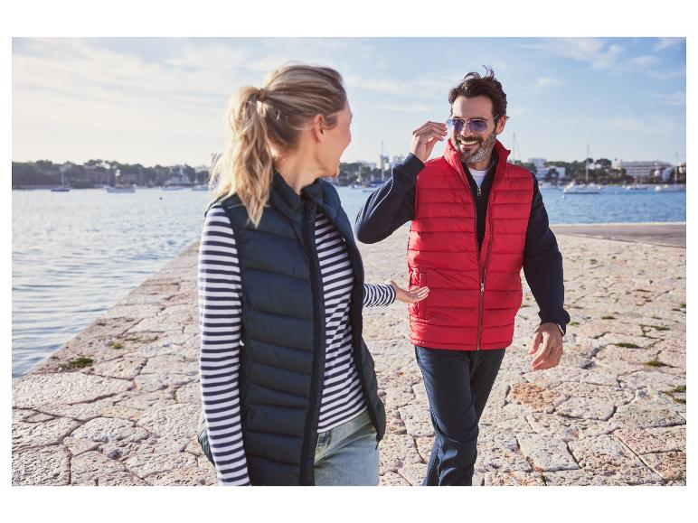 Un homme et une femme portent des gilets matelassés, bleu foncé et rouge.
