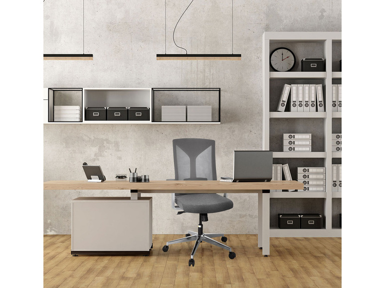Un bureau moderne avec un fauteuil de bureau, un bureau et une bibliothèque.