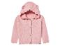 Un cardigan rose en tricot avec capuche pour bébé.