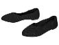 Une paire de ballerines noires en tissu tricoté.