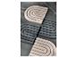 Trois dessous de plat en silicone en forme d'arc, en gris et beige.