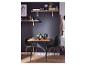 Deux chaises de salle à manger noires modernes LIVARNO® autour d'une table en bois.