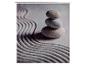 Rideau de douche zen avec des pierres empilées et des motifs de sable ondulés.