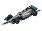 Une voiture de Formule 1 argentée avec le sponsoring Petronas sur une piste.