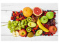 Une variété de fruits, y compris l'avocat, le kiwi, la banane, la pomme, les raisins et les baies.