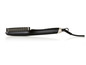 Une brosse électrique noire pour coiffer les cheveux.