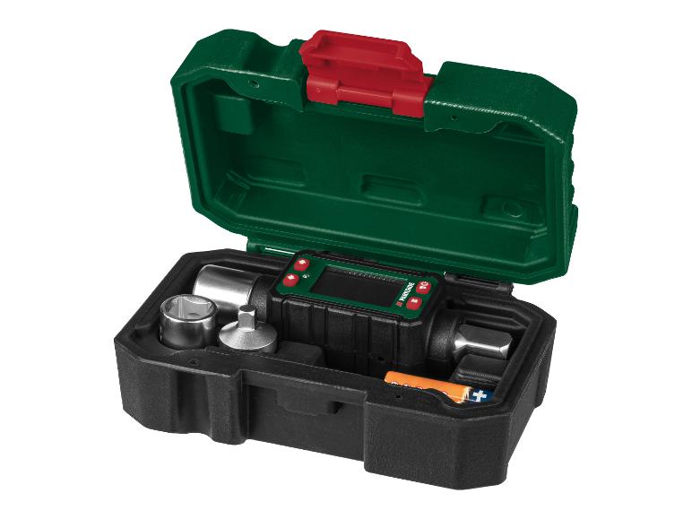 Clé dynamométrique numérique PARKSIDE avec douilles et piles dans un coffret noir et vert.