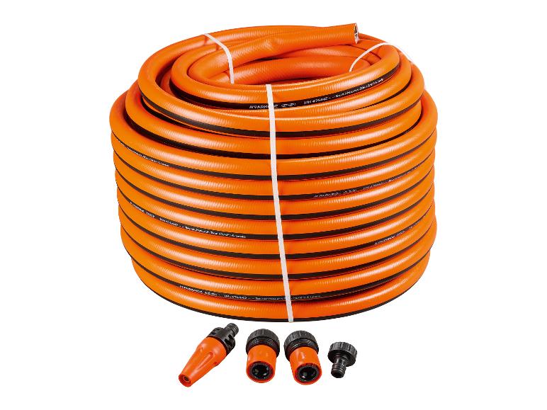 Tuyau d'arrosage orange enroulé avec des rayures noires, 50m (3/4'), et quatre raccords.