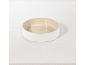 Gamelle en céramique blanche pour chien avec intérieur beige.