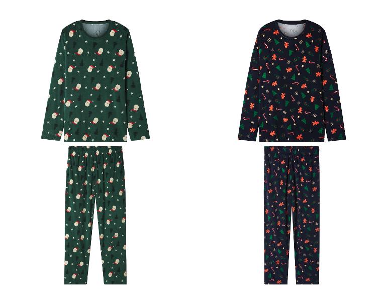 Deux ensembles de pyjamas sur le thème de Noël, un vert avec le Père Noël et des arbres, un bleu marine avec des bonshommes en pain d'épices et des cannes à sucre.