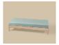 Lit avec cadre en bois clair et matelas bleu clair sur fond beige.