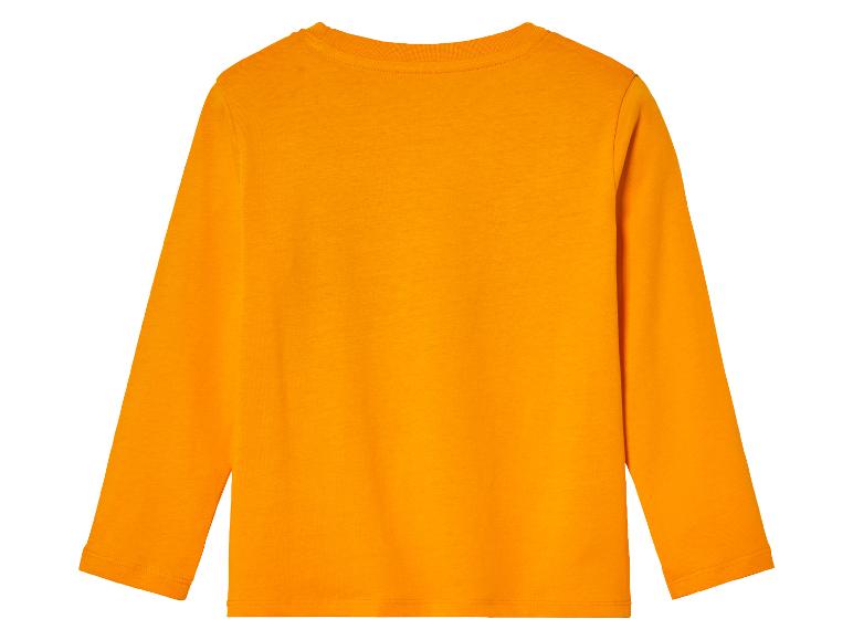 Un t-shirt orange à manches longues pour enfant.