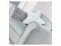 Fauteuil en peluche bleu clair avec un coussin en forme d'étoile