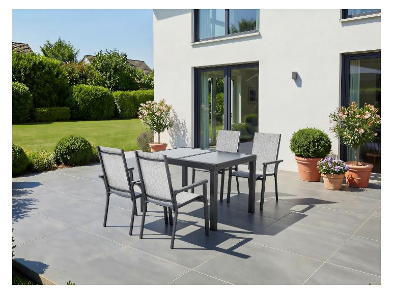Ensemble de salle à manger d'extérieur avec table et quatre chaises sur une terrasse.