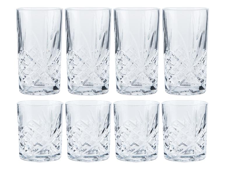 Un ensemble de huit verres avec un motif gravé.