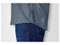 Une chemise bleu marine à manches longues et un jean bleu.