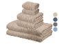 Un ensemble de serviettes beiges de différentes tailles empilées, avec des échantillons de couleur sur le côté.