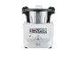 Un robot culinaire blanc SilverCrest Monsieur Cuisine Connect avec écran tactile.