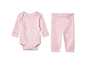 Ensemble bébé rose à manches longues.
