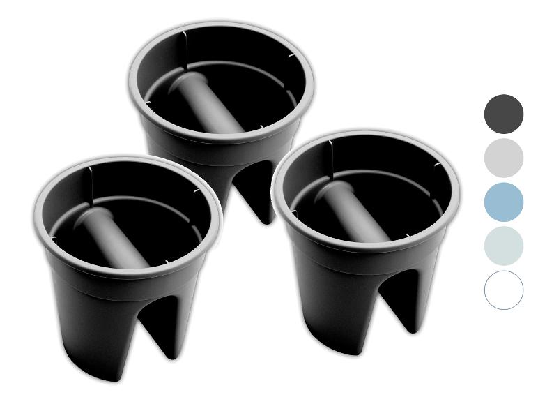 Trois porte-boissons noirs avec options de couleurs grises et bleues.