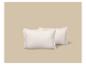 Deux oreillers blancs sur fond beige.