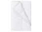 Couette et oreiller blancs, bordure bleu clair.