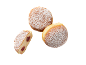 Beignets au sucre glace, un coupé avec garniture aux cerises.