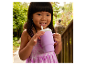 Une enfant boit avec un gobelet Infantino violet.