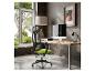 Chaise de bureau ergonomique avec assise verte dans un bureau à domicile moderne.