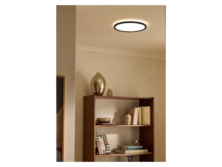 Plafonnier LED rond LIVARNO® dans une pièce chaleureuse.