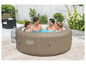 Un jacuzzi gonflable Lay-Z-Spa avec quatre personnes à l'intérieur.