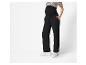 Pantalon de grossesse noir et baskets blanches.