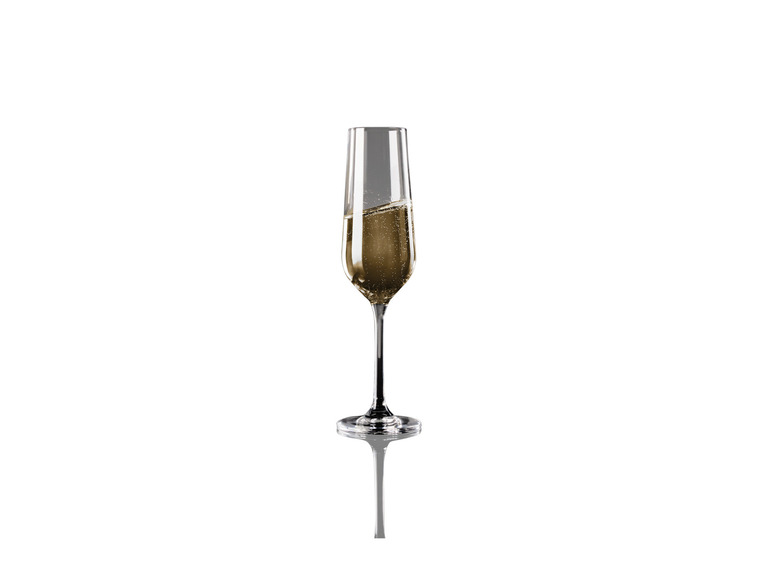 Une flûte de champagne remplie.