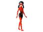Une poupée Ladybug avec un costume rouge et noir à pois.