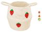 Panier de rangement crème avec poignées et fraises brodées.