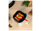 Une friteuse à air avec une grille pleine de brochettes de légumes grillés.