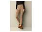 Pantalon marron avec boutons et chaussures marrons.